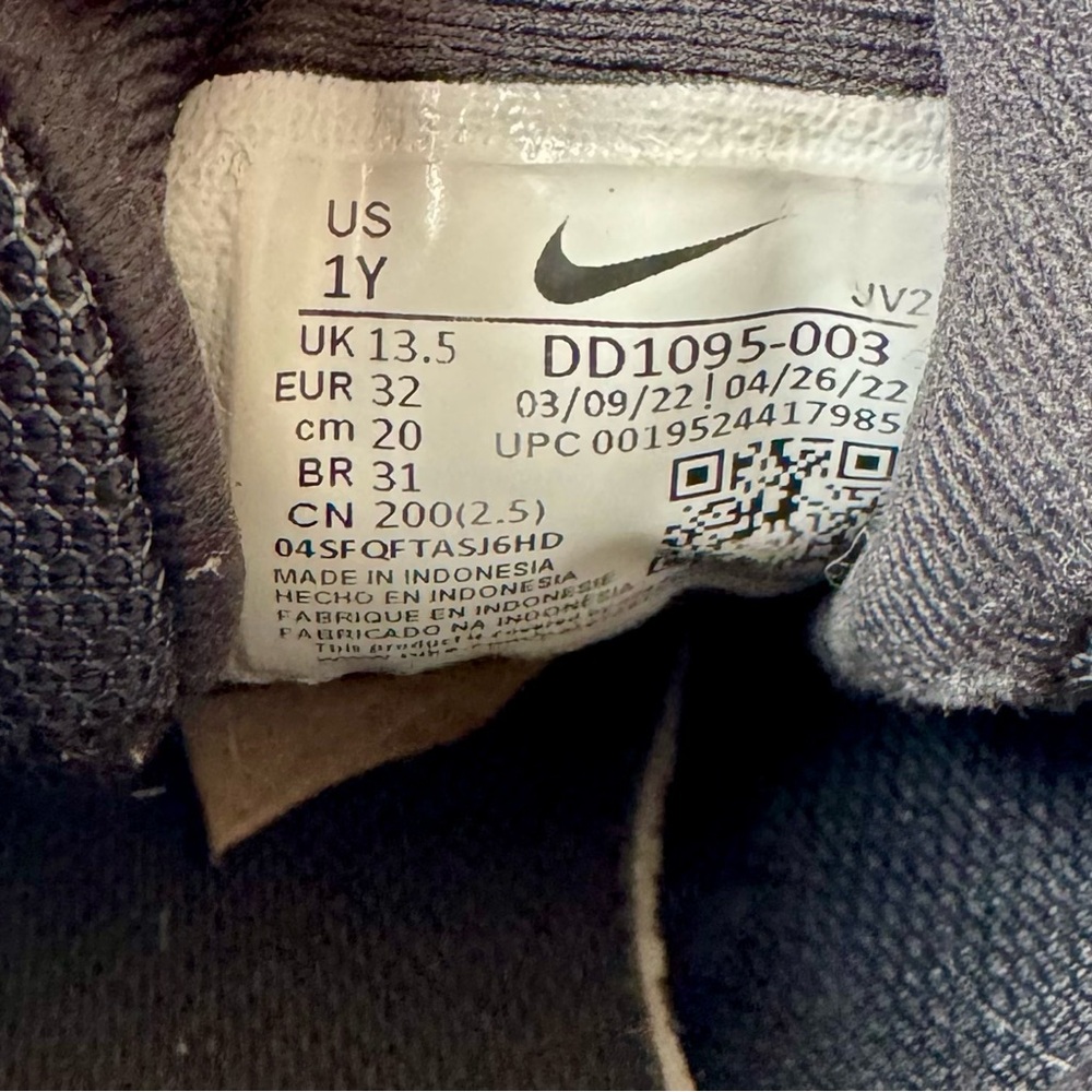 Nike Kids Black & White Sneakers - Picture 12 of 13